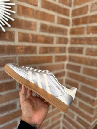 Zapatillas Adidas Gazelle Plata y Blanco