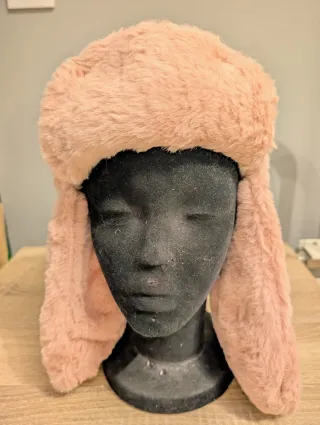 Gorro de pelo rosa con orejeras