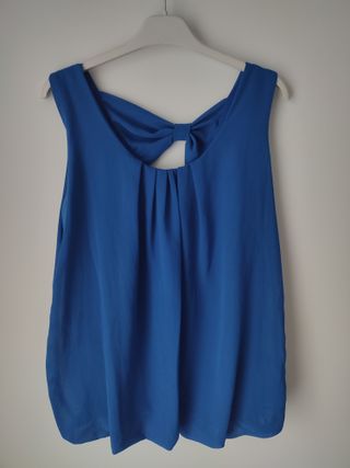 Blusa azul con lazo