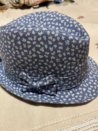 Sombrero infantil floral azul y blanco