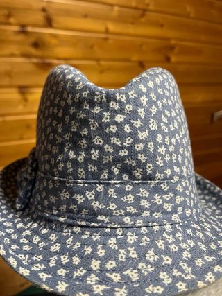 Sombrero infantil floral azul y blanco