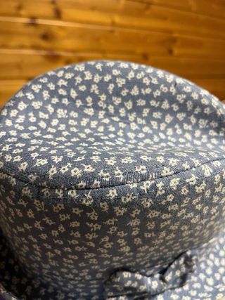 Sombrero infantil floral azul y blanco