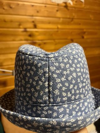 Sombrero infantil floral azul y blanco