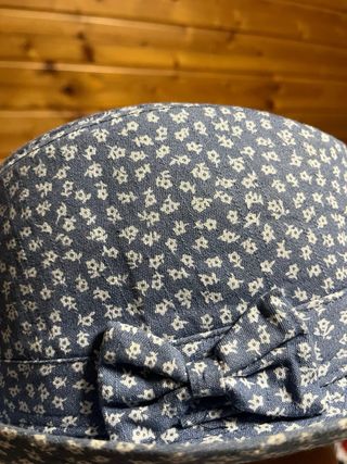 Sombrero infantil floral azul y blanco