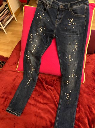 Pantalón vaquero con perlas