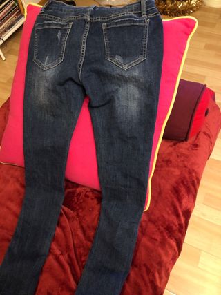 Pantalón vaquero con perlas