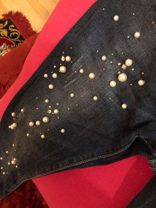 Pantalón vaquero con perlas