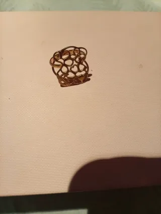 Anillo dorado con corazones