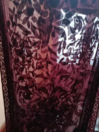 Fular rojo con estampado floral