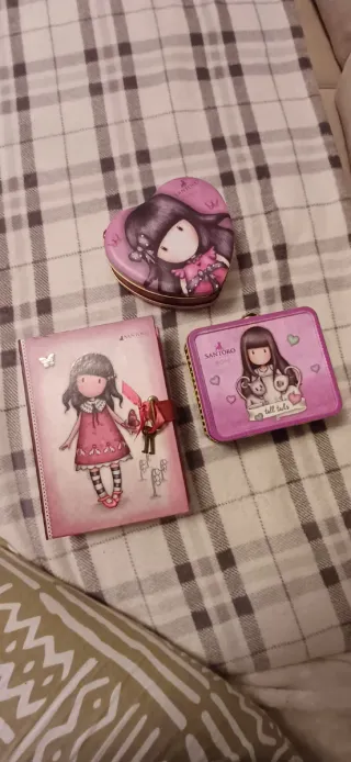 Lote joyero Santoro y 2 cajas metálicas.