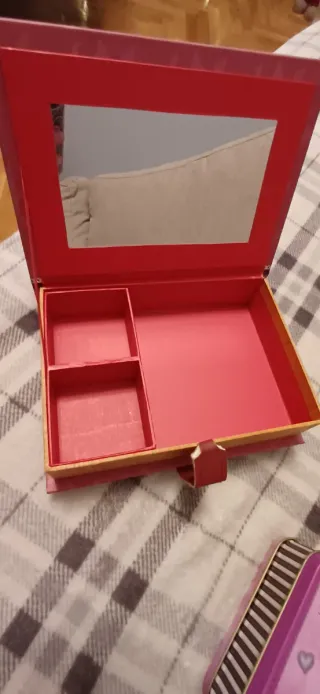 Lote joyero Santoro y 2 cajas metálicas.