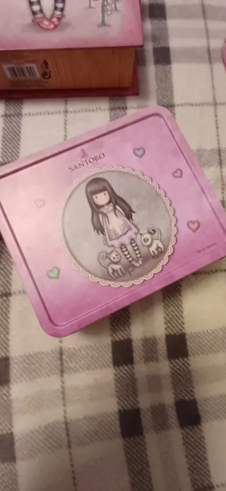 Lote joyero Santoro y 2 cajas metálicas.