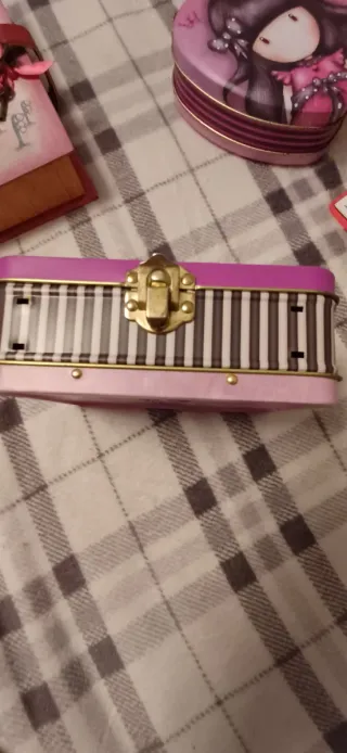 Lote joyero Santoro y 2 cajas metálicas.