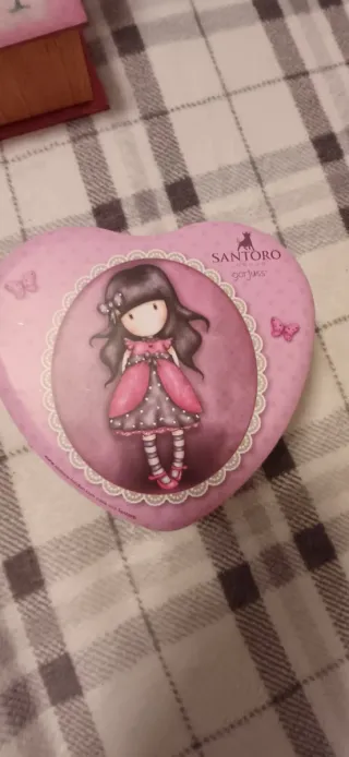 Lote joyero Santoro y 2 cajas metálicas.