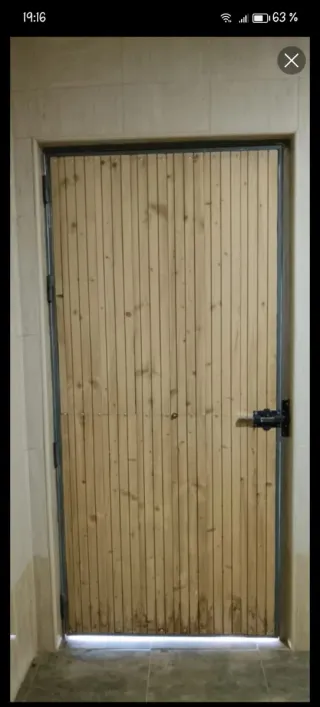 Puerta exterior galvanizada y madera