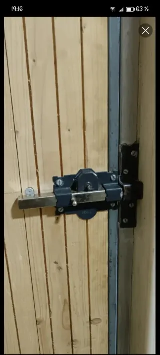 Puerta exterior galvanizada y madera