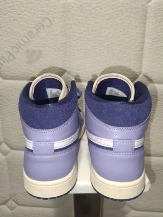 Zapatilla Air Jordan 1 Mid SE Chenille Morado