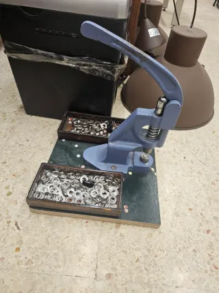 Trapano manuale per occhielli