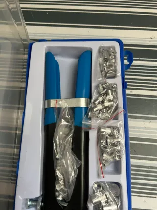 Remachadora de tuercas con accesorios