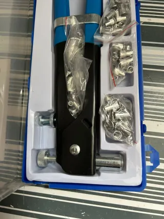 Remachadora de tuercas con accesorios