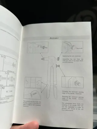 Remachadora de tuercas con accesorios
