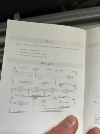 Remachadora de tuercas con accesorios