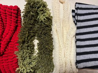 Lote 4 bufandas: roja, verde, beige, gris