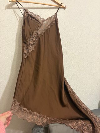 Vestido satinado lencero marrón chocolate  encaje