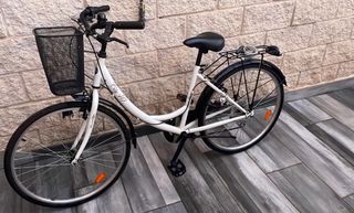 Bicicleta de paseo blanca con cesta