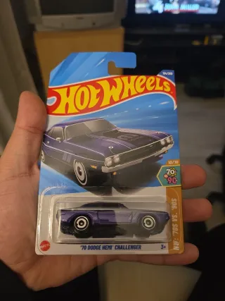 Hot Wheels '70 Dodge Hemi Challenger Morado