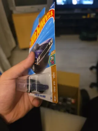 Hot Wheels '70 Dodge Hemi Challenger Morado