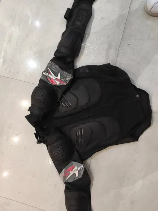 Chaqueta Motera Negra con Protecciones