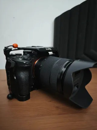 Cámara Sony A7 IV con accesorios