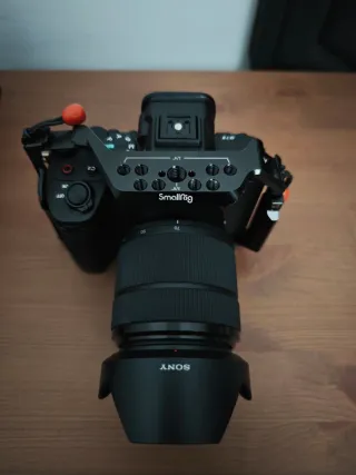 Cámara Sony A7 IV con accesorios