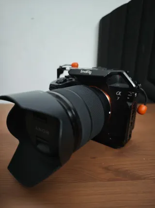 Cámara Sony A7 IV con accesorios
