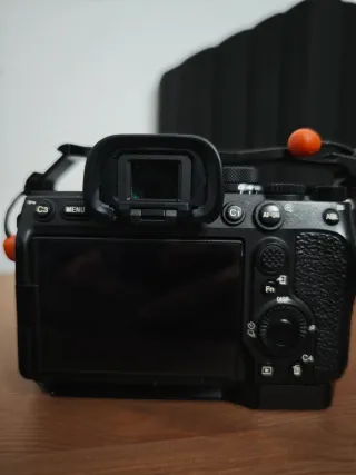 Cámara Sony A7 IV con accesorios
