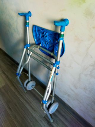 Andador geriátrico azul con ruedas