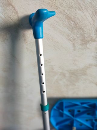 Andador geriátrico azul con ruedas