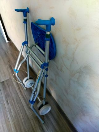 Andador geriátrico azul con ruedas