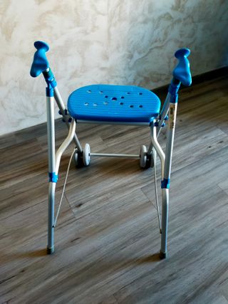 Andador geriátrico azul con ruedas