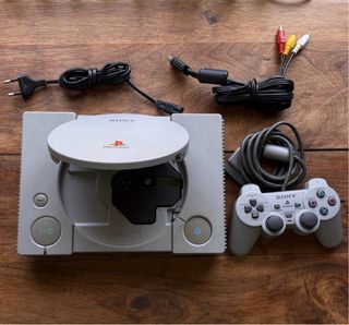 PlayStation 1 Sony con mando y cables