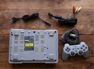 PlayStation 1 Sony con mando y cables