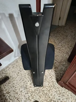 4 Sillas de comedor negras de diseño.