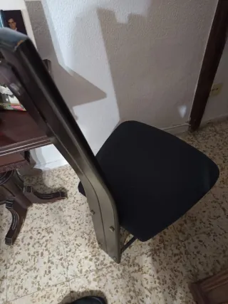 4 Sillas de comedor negras de diseño.
