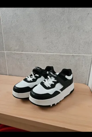 Tenis con ruedas,talla 37