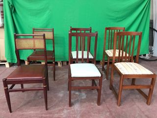 Sillas de madera con asiento de cuero y rejilla