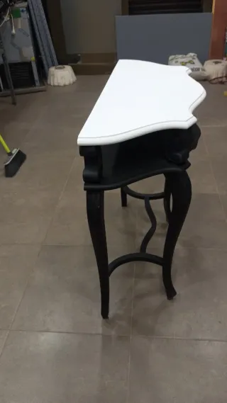 Mesa de entrada blanca y negra