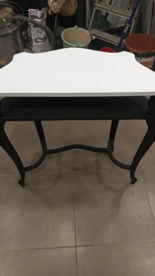 Mesa de entrada blanca y negra