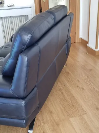 Sofá 2 plazas y butaca piel negra azulado.