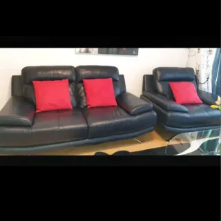 Sofá 2 plazas y butaca piel negra azulado.